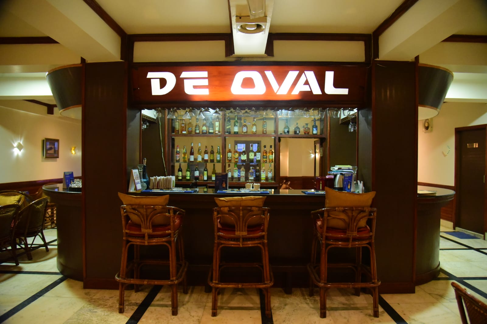 De Oval Bar at Hotel Yalana
