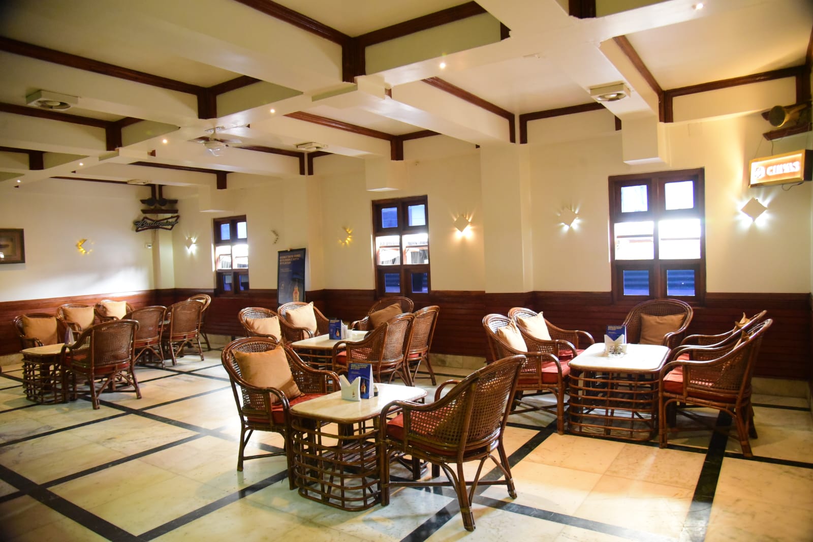 De Oval Bar - Hotel Yalana